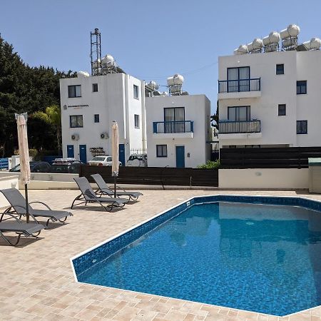 Cosy Apartment In Kato Paphos With Pool Access Bagian luar foto