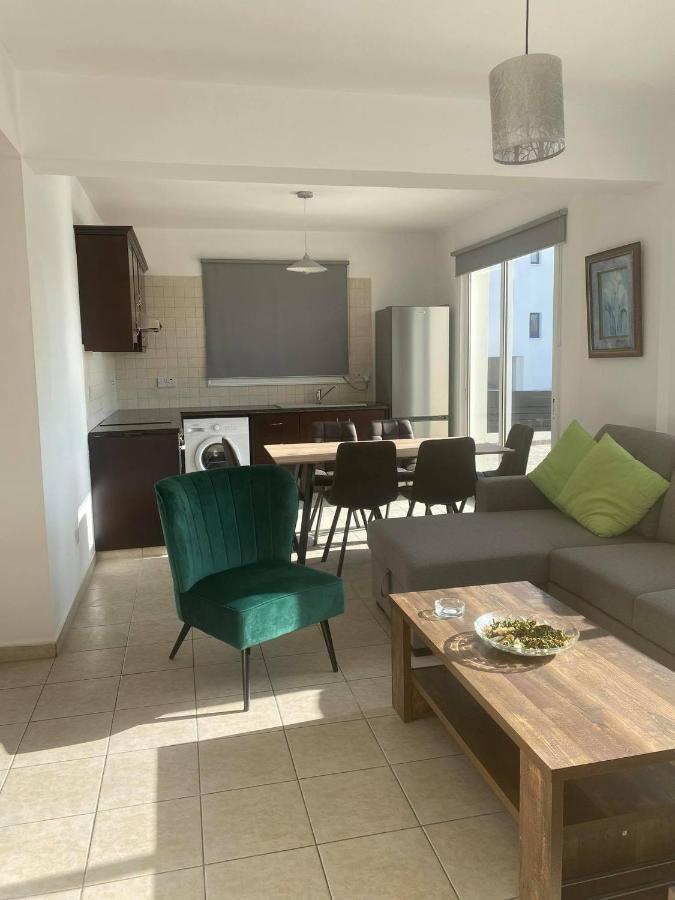 Cosy Apartment In Kato Paphos With Pool Access Bagian luar foto