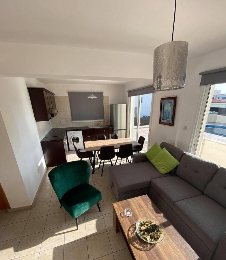 Cosy Apartment In Kato Paphos With Pool Access Bagian luar foto