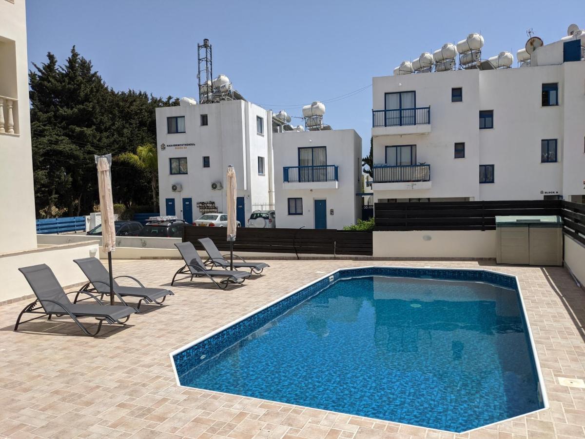 Cosy Apartment In Kato Paphos With Pool Access Bagian luar foto