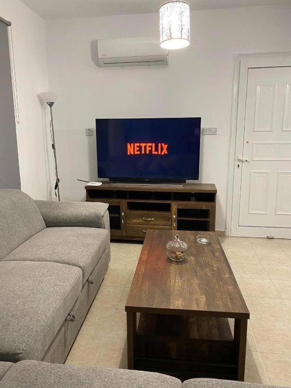 Cosy Apartment In Kato Paphos With Pool Access Bagian luar foto